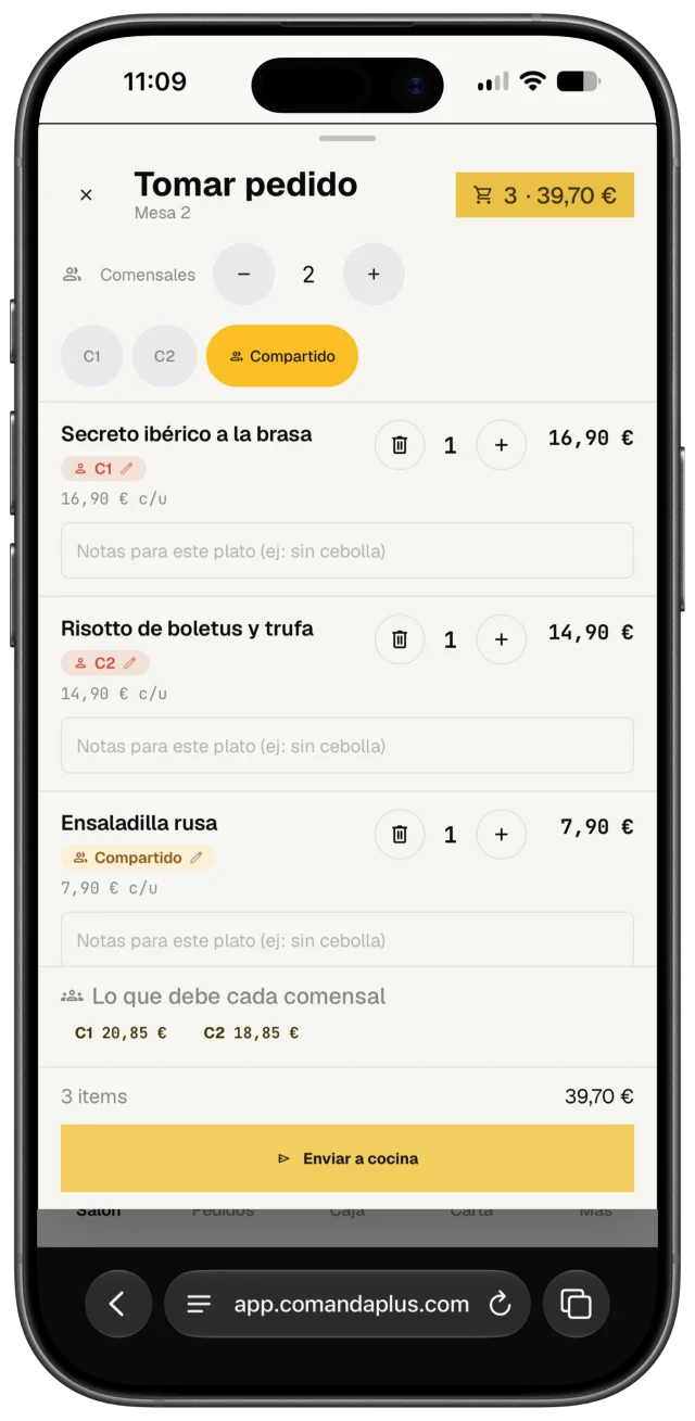 Comanda del camarero con notas por plato y el reparto de lo que debe cada comensal, lista para enviar a cocina